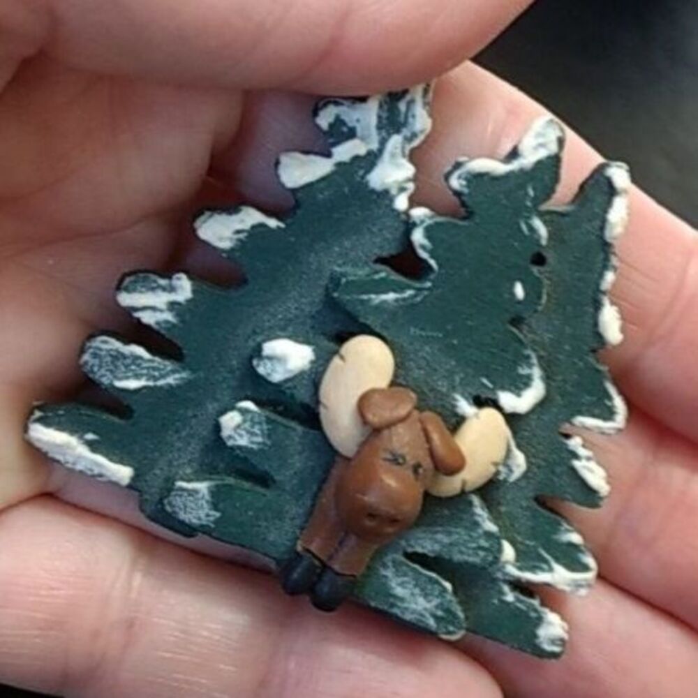 Painted moose brooch - Picture 2 of 8